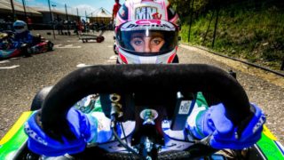 Sofia Necchi: giovani pilote crescono al volante di un go-kart negli Emirati Arabi
