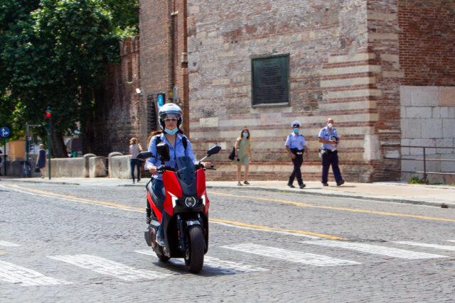 Come collegare la batteria dello scooter