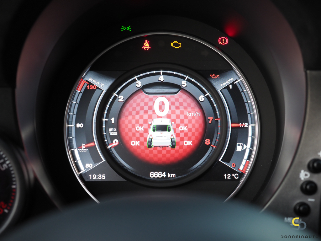 Pulsante luce emergenza auto premendo il pulsante triangolare rosso di  avviso pericolo auto